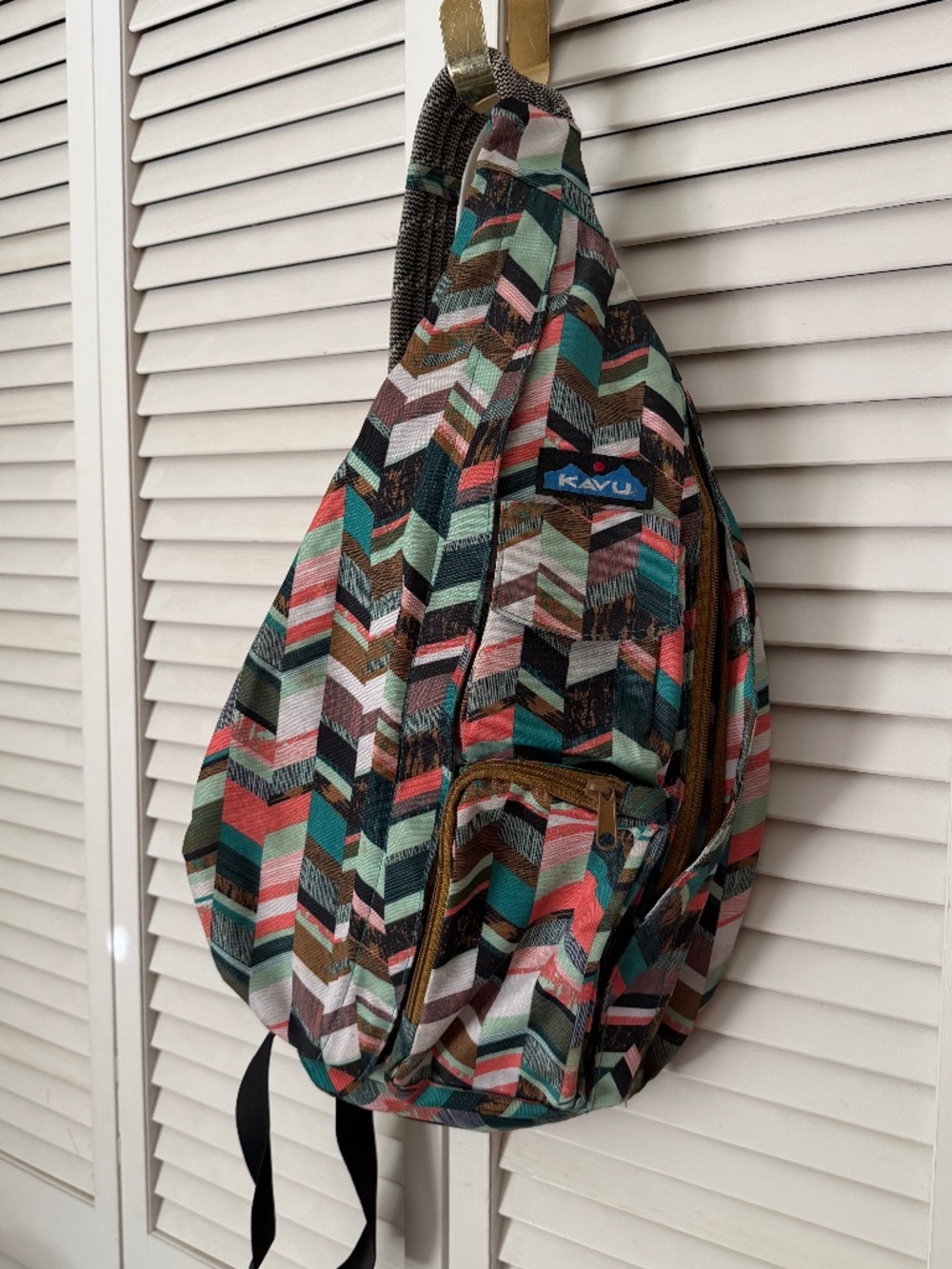 KAVU Multicolor Geometric Sling Bag Adjustable Crossbody Rope Strap Zip Closure
